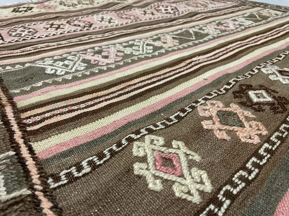 persischer Teppich im Sumak Stil in den Maßen 125 Zentimeter Länge mal 120 Zentimeter Breite mit überwiegend beige und rosa Farben — Nahaufnahme der Textur