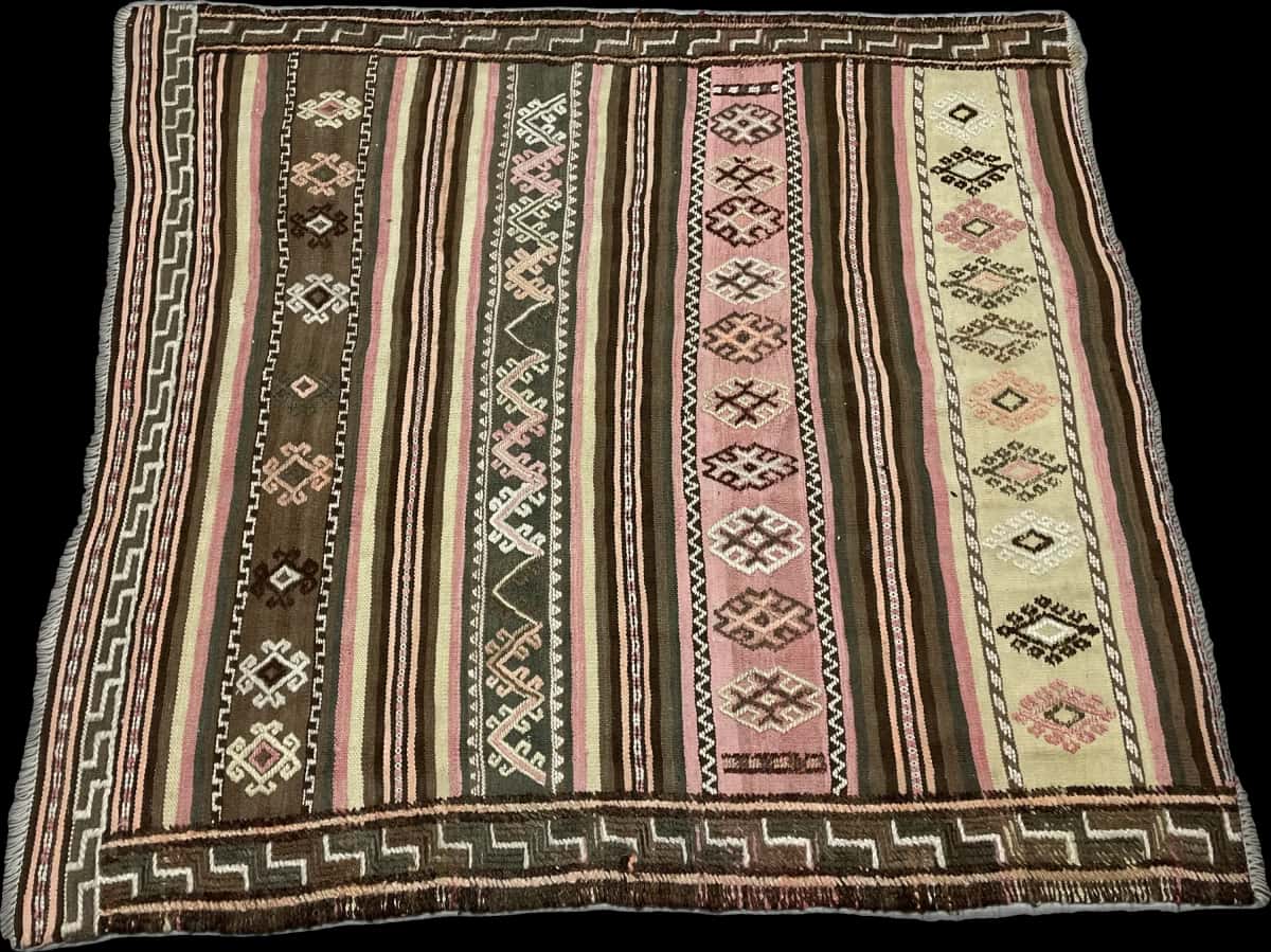 persischer Teppich im Sumak Stil in den Maßen 125 Zentimeter Länge mal 120 Zentimeter Breite mit überwiegend beige und rosa Farben — Perspektive