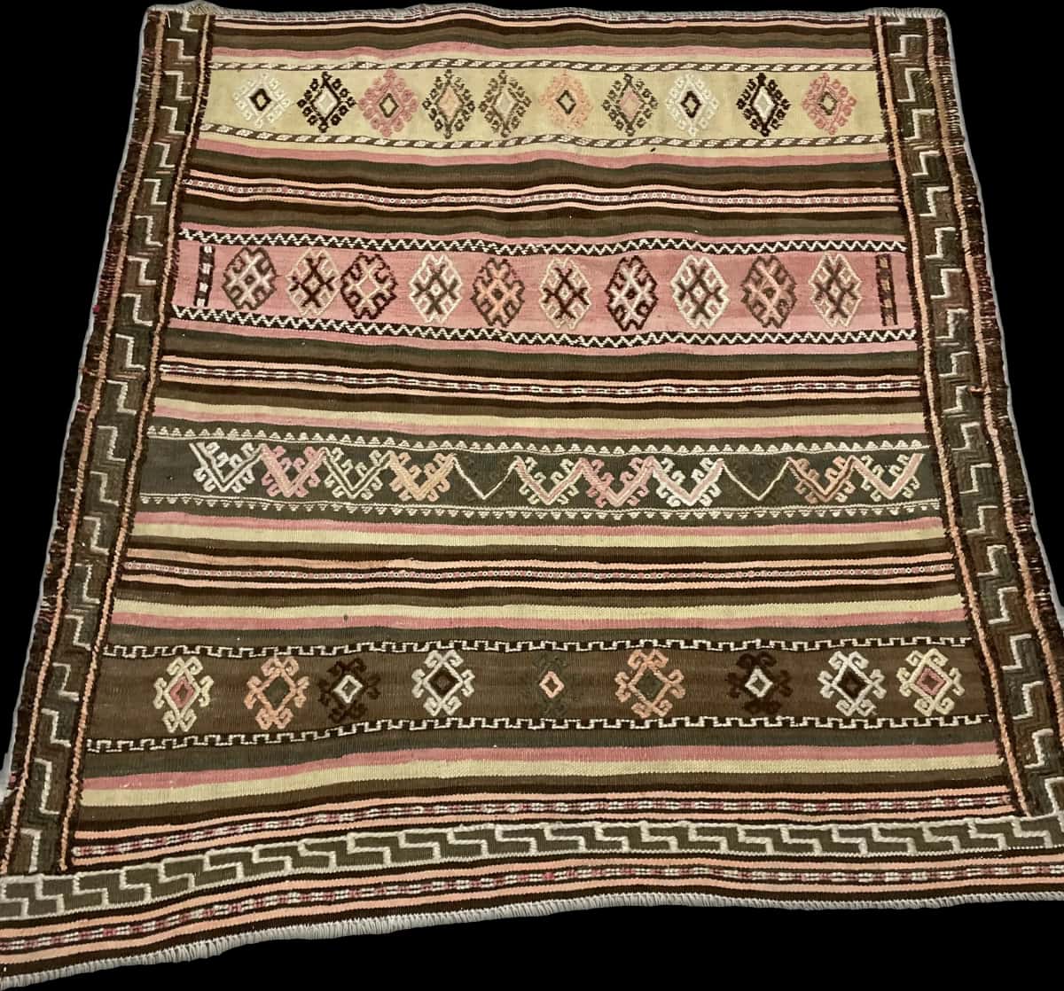 persischer Teppich im Sumak Stil in den Maßen 125 Zentimeter Länge mal 120 Zentimeter Breite mit überwiegend beige und rosa Farben — Perspektive