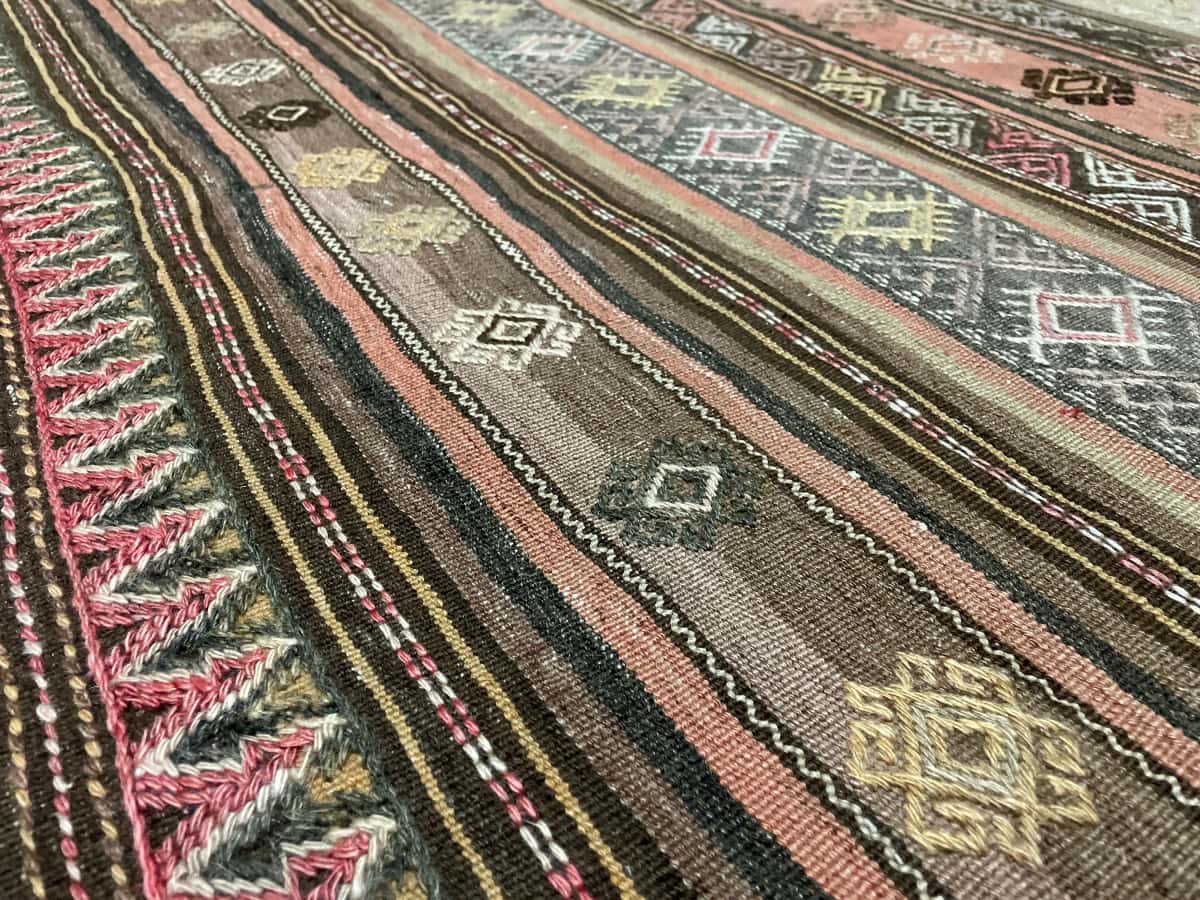 Persian rug of Sumak style in dimensions 152 centimeters length by 112 centimeters width with mainly brown colors — Texture close-up
