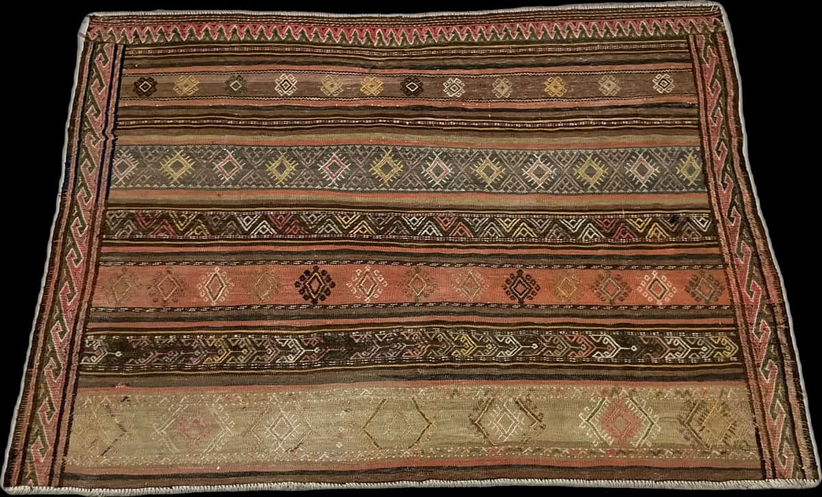 Persian rug of Sumak style in dimensions 152 centimeters length by 112 centimeters width with mainly brown colors — Perspective