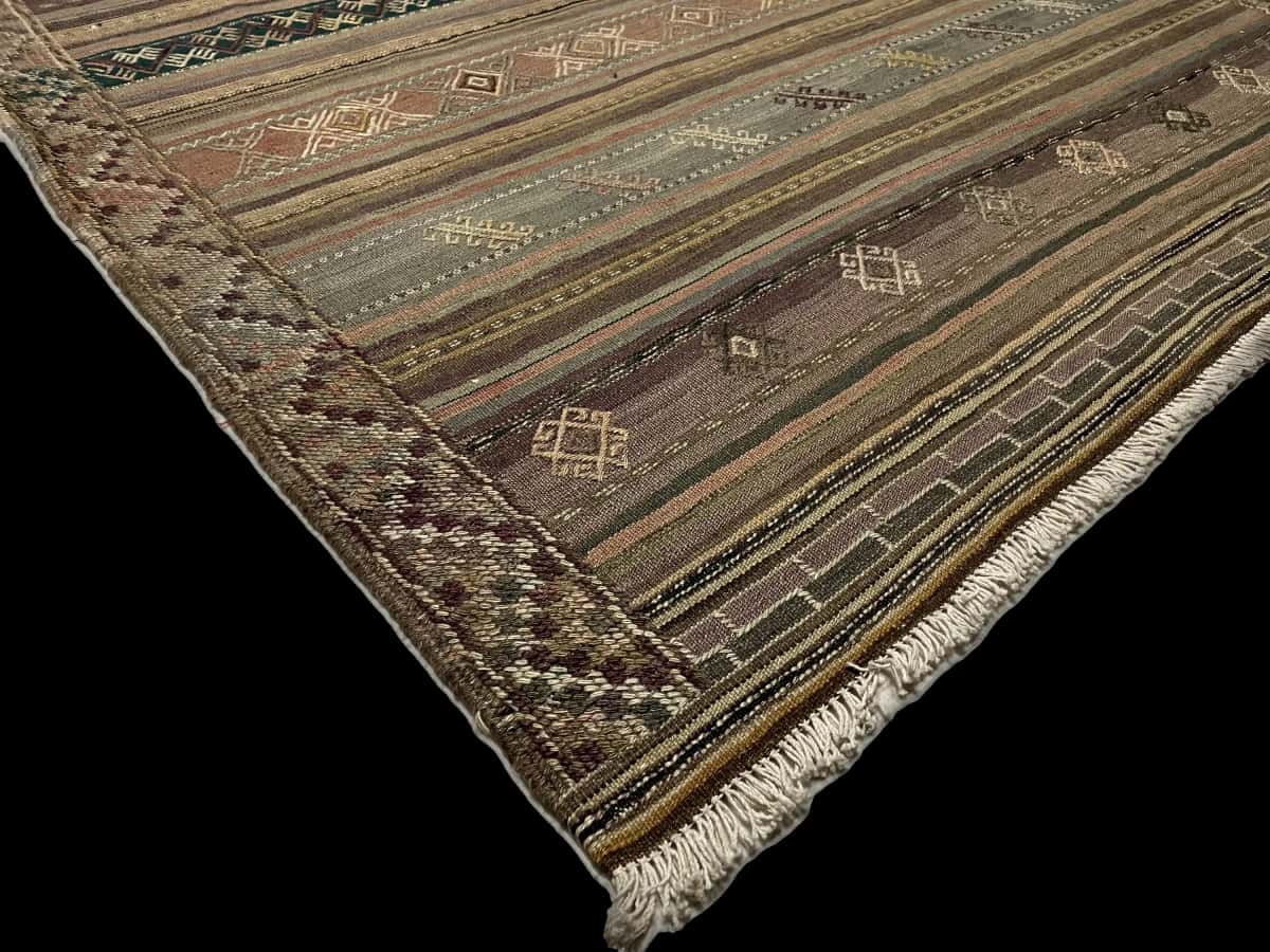 Persian rug of Sumak style in dimensions 250 centimeters length by 141 centimeters width with mainly brown colors — Corner & edge