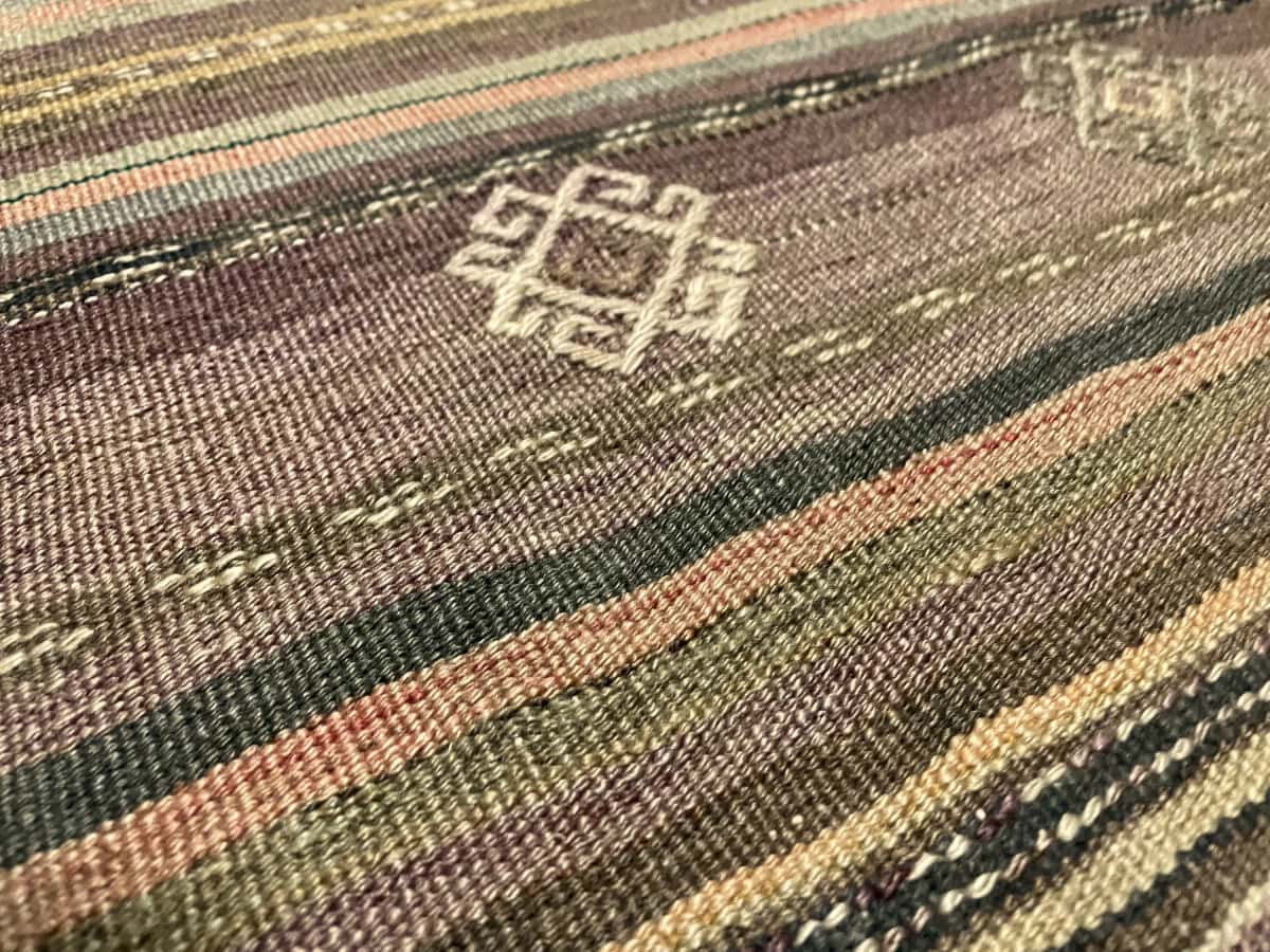 alfombra persa de estilo kilim sumak en dimensiones 250 centímetros de largo por 141 centímetros de ancho con colores principalmente marrón — Primer plano de la textura