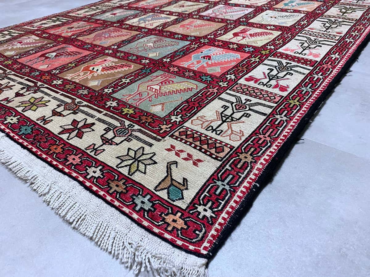 persischer Teppich in den Maßen 185 Zentimeter Länge mal 124 Zentimeter Breite mit überwiegend beige und rot Farben — Ecke & Kante