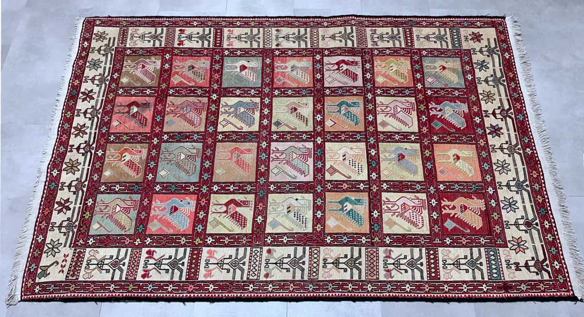 persischer Teppich in den Maßen 185 Zentimeter Länge mal 124 Zentimeter Breite mit überwiegend beige und rot Farben — Perspektive