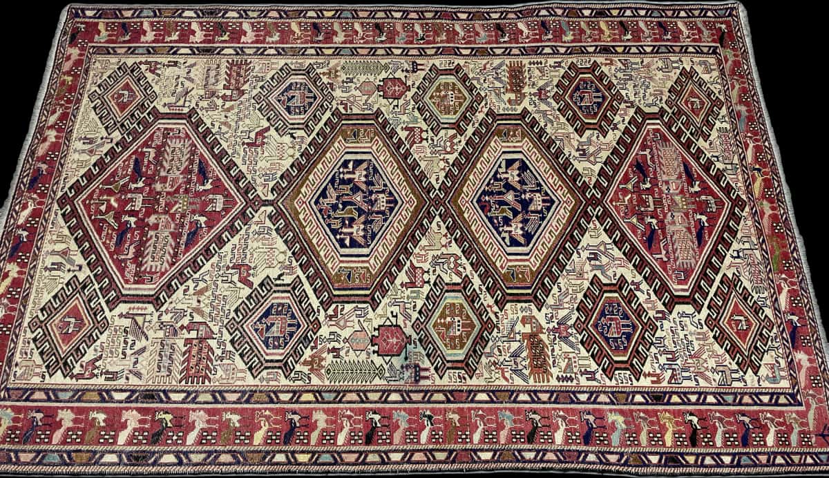 Persian rug in dimensions 186 centimeters length by 123 centimeters width with mainly beige and red colors — Perspective