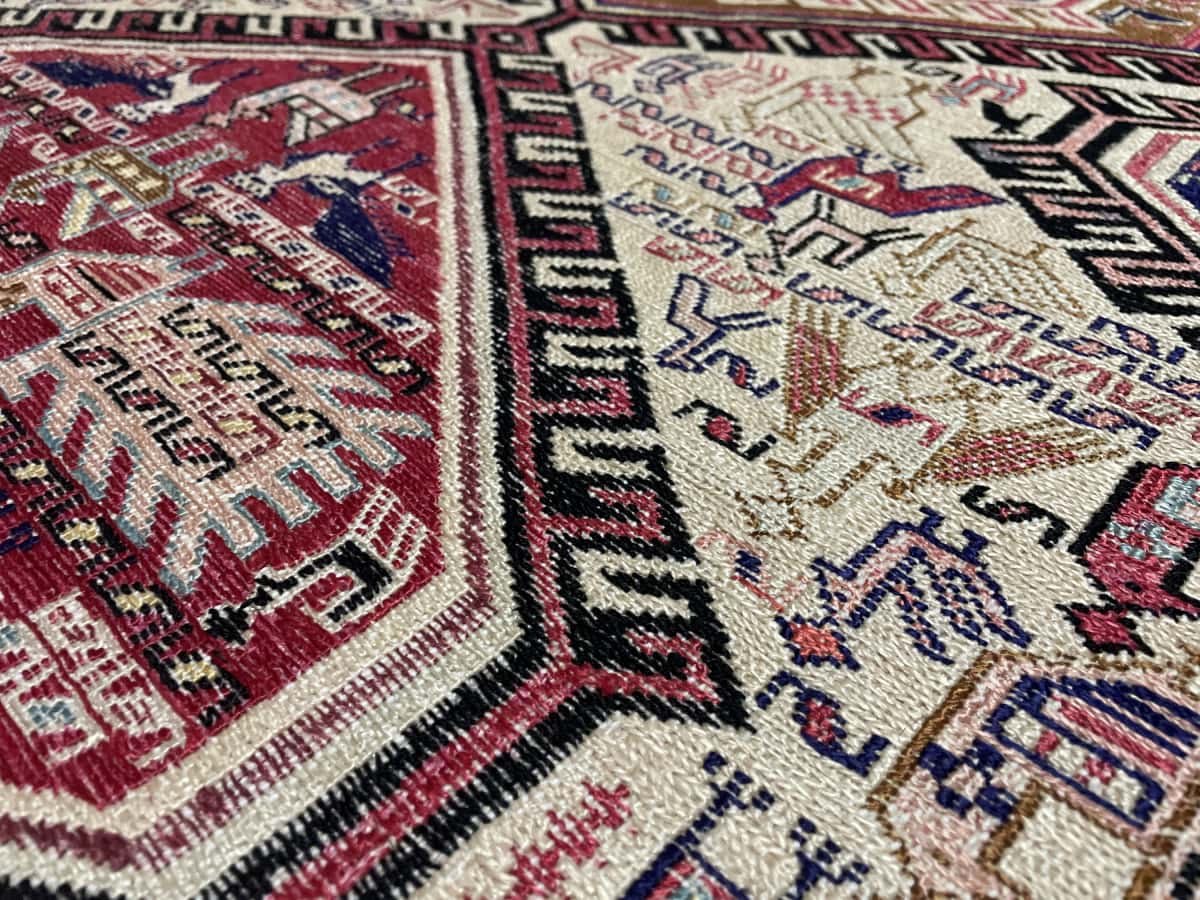 Persian rug in dimensions 186 centimeters length by 123 centimeters width with mainly beige and red colors — Texture close-up