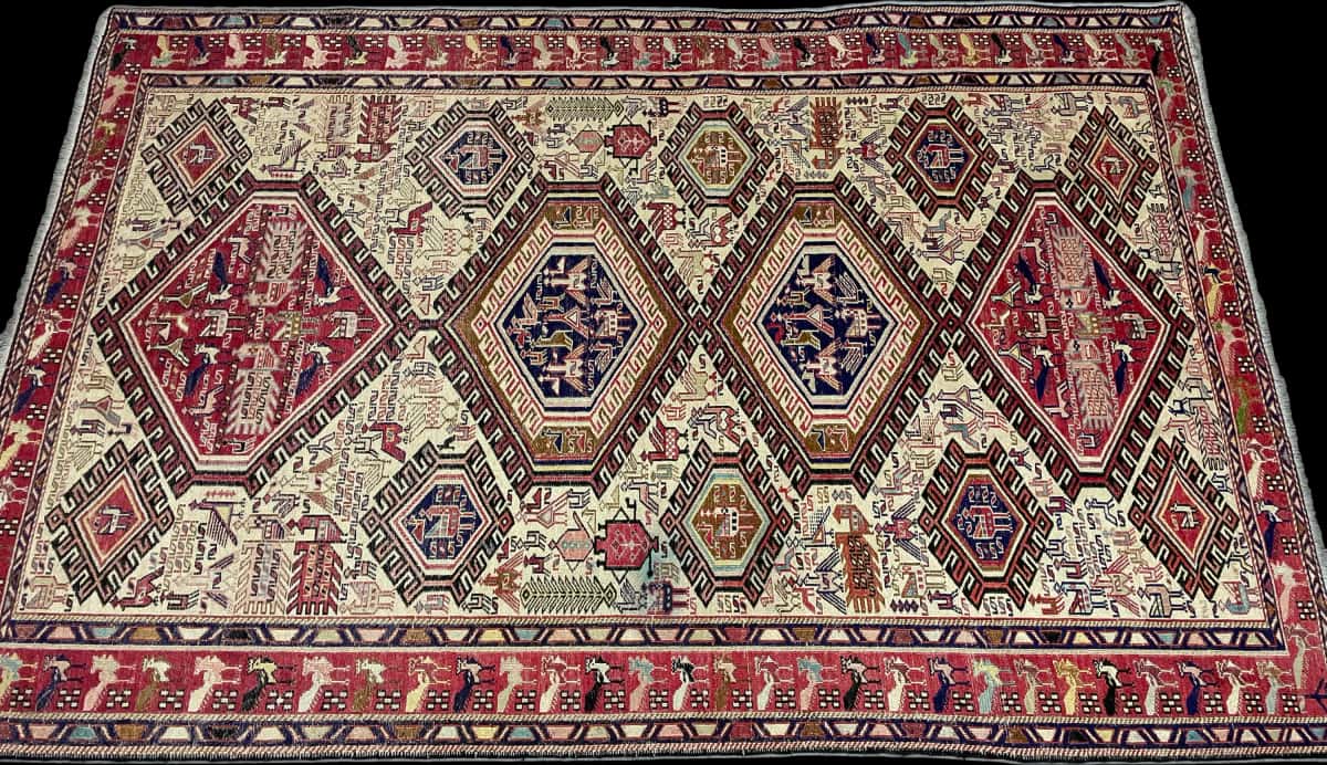 persischer Teppich in den Maßen 186 Zentimeter Länge mal 123 Zentimeter Breite mit überwiegend beige und rot Farben — Perspektive