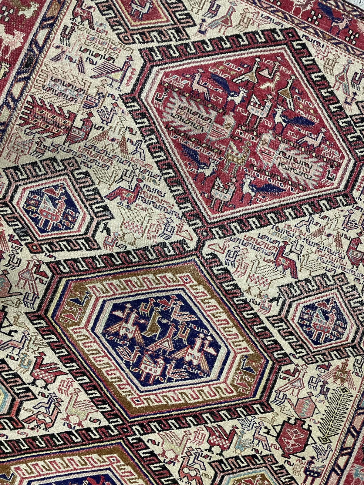 Persian rug in dimensions 186 centimeters length by 123 centimeters width with mainly beige and red colors — Perspective
