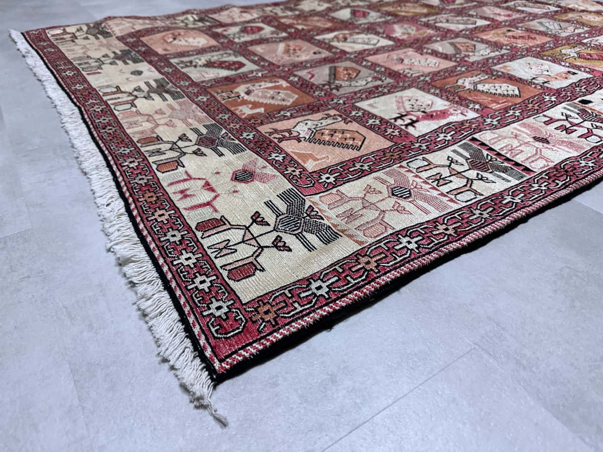 Persian rug in dimensions 189 centimeters length by 125 centimeters width with mainly pink and beige colors — Corner & edge