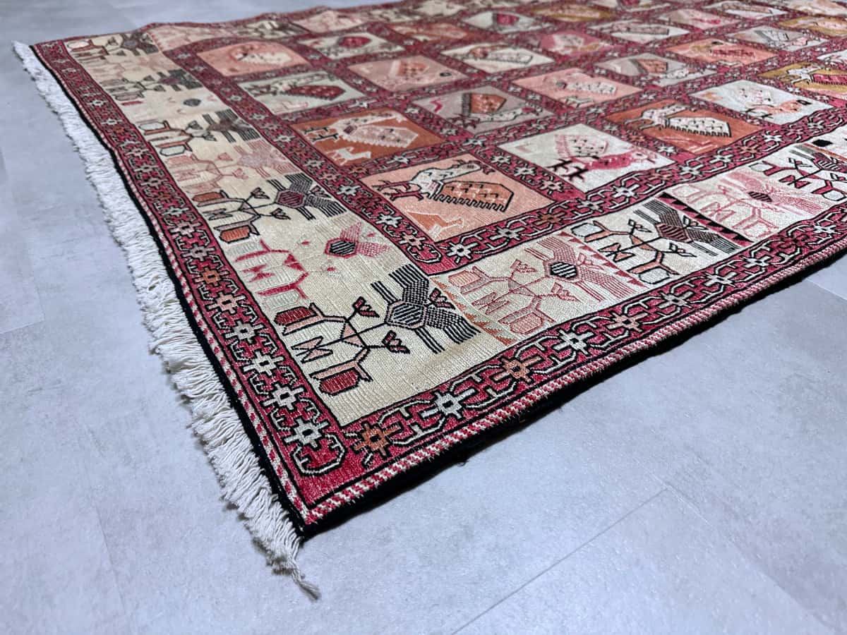persischer Teppich in den Maßen 189 Zentimeter Länge mal 125 Zentimeter Breite mit überwiegend rosa und beige Farben — Ecke & Kante