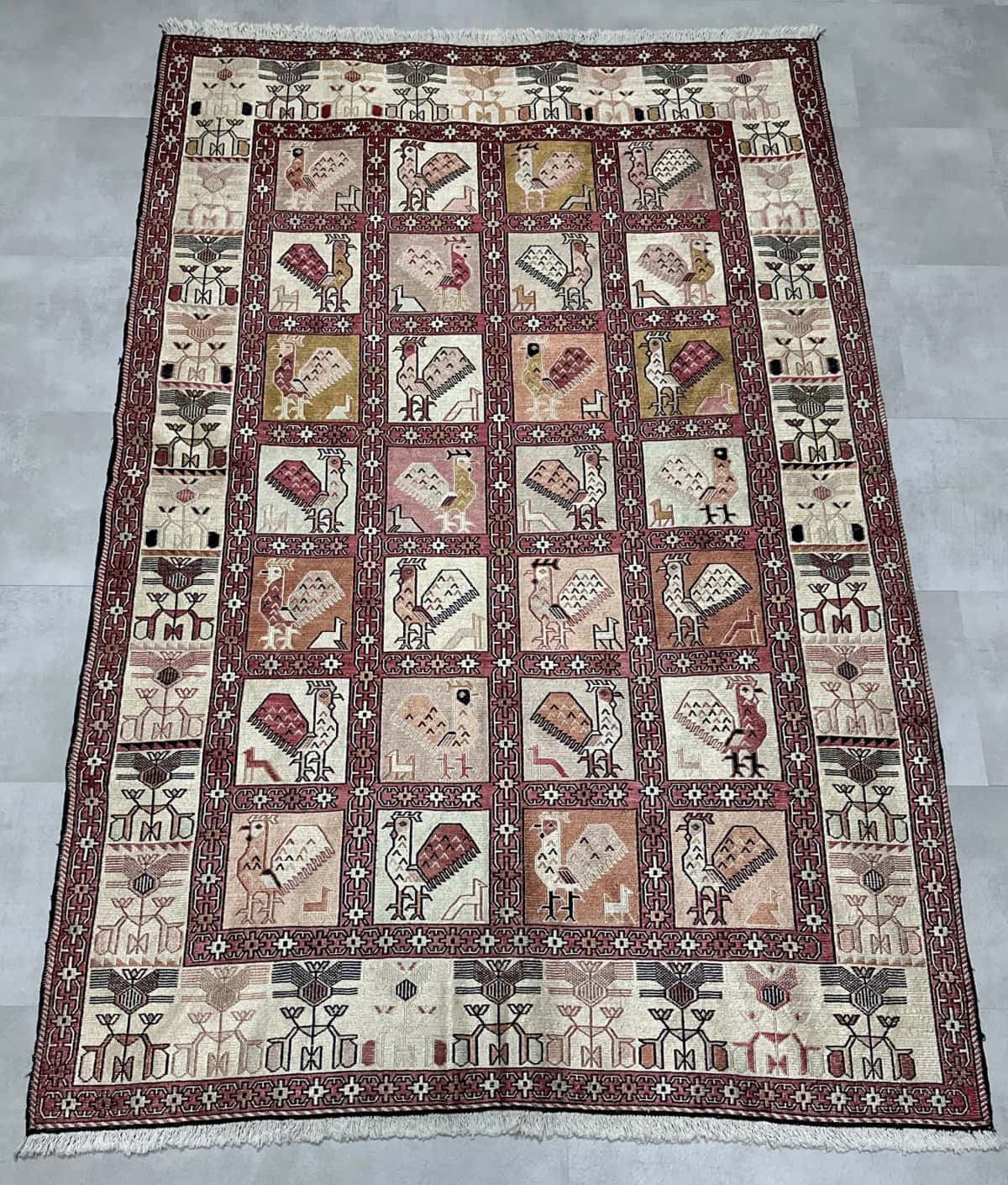 Persian rug in dimensions 189 centimeters length by 125 centimeters width with mainly pink and beige colors — Perspective