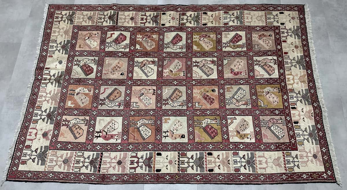 Persian rug in dimensions 189 centimeters length by 125 centimeters width with mainly pink and beige colors — Perspective
