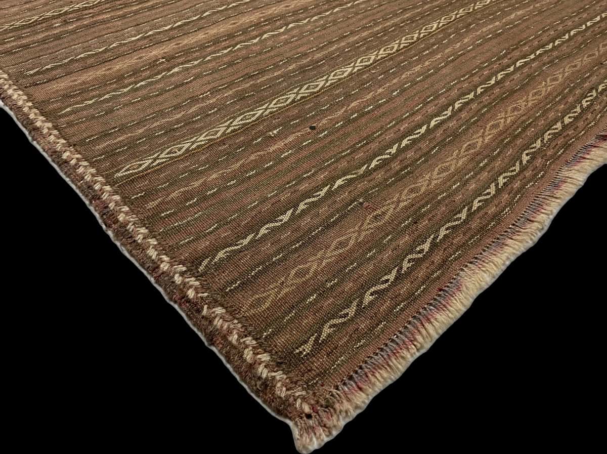 alfombra persa de estilo sumak en dimensiones 290 centímetros de largo por 153 centímetros de ancho con colores principalmente rojo y marrón — Esquina y borde