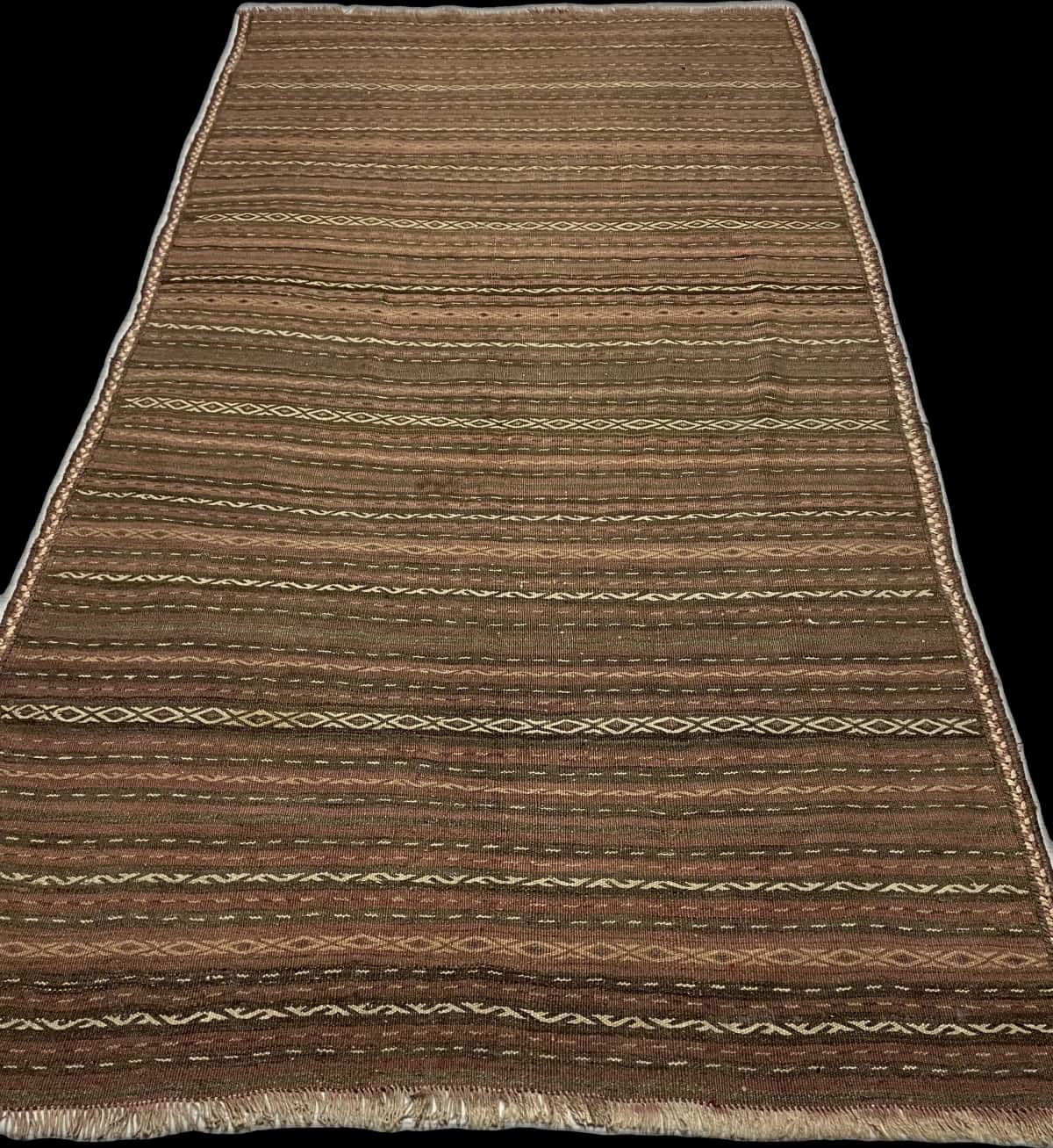 alfombra persa de estilo sumak en dimensiones 290 centímetros de largo por 153 centímetros de ancho con colores principalmente rojo y marrón — Perspectiva