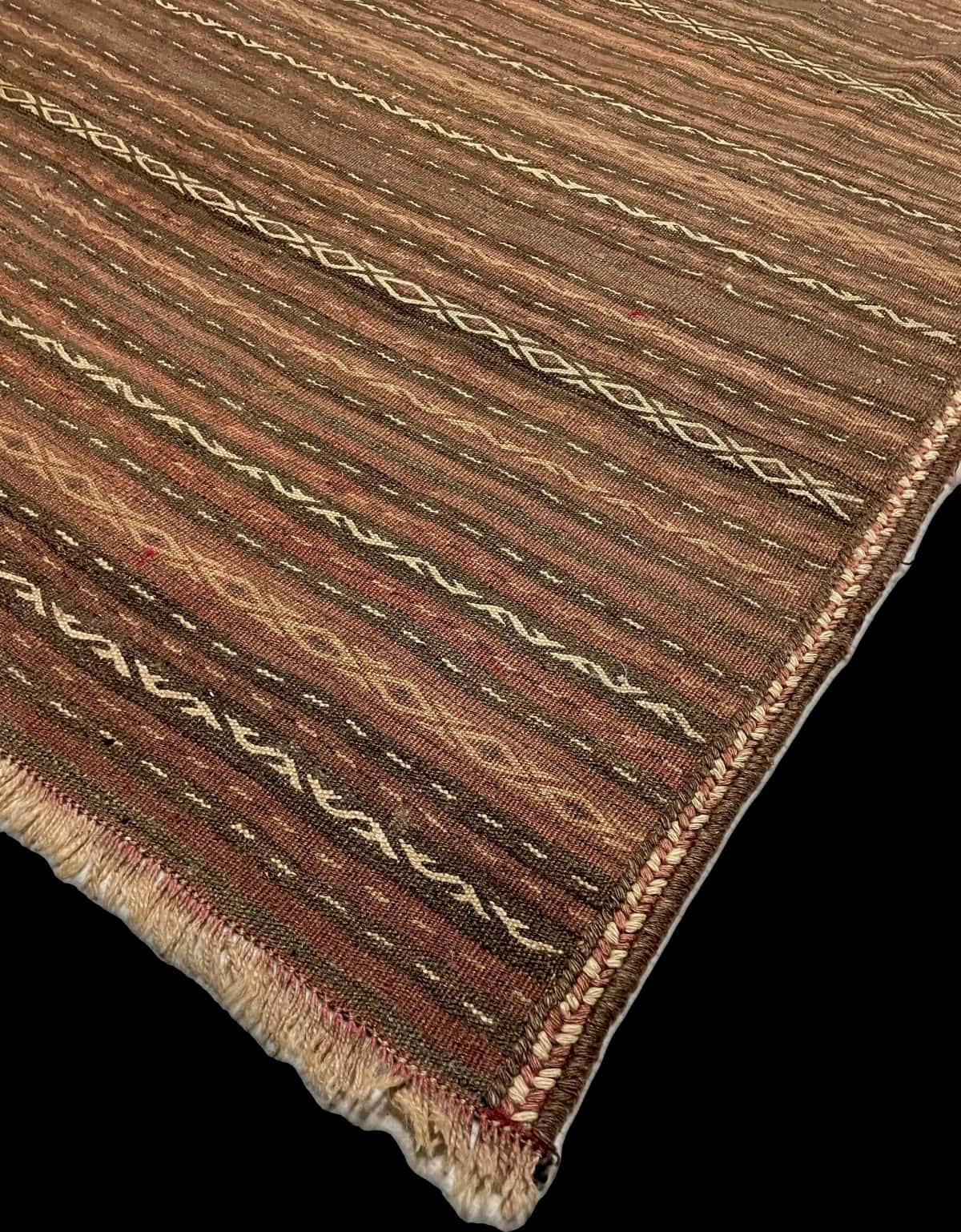 Persian rug of Sumak style in dimensions 290 centimeters length by 153 centimeters width with mainly red and brown colors — Corner & edge