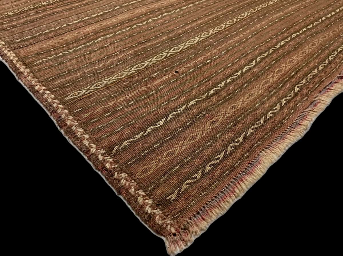 Persian rug of Sumak style in dimensions 290 centimeters length by 153 centimeters width with mainly red and brown colors — Corner & edge