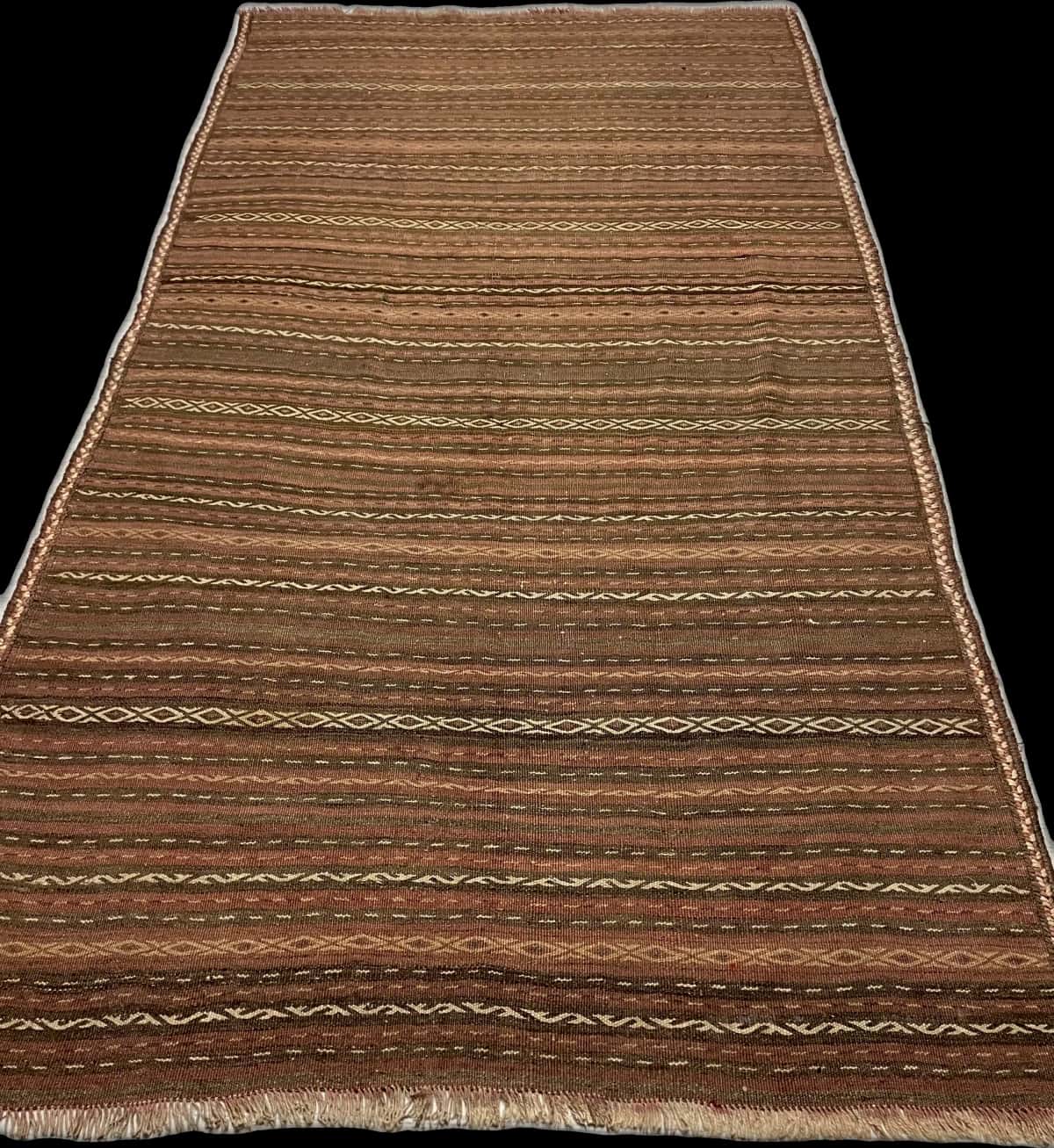 Persian rug of Sumak style in dimensions 290 centimeters length by 153 centimeters width with mainly red and brown colors — Perspective