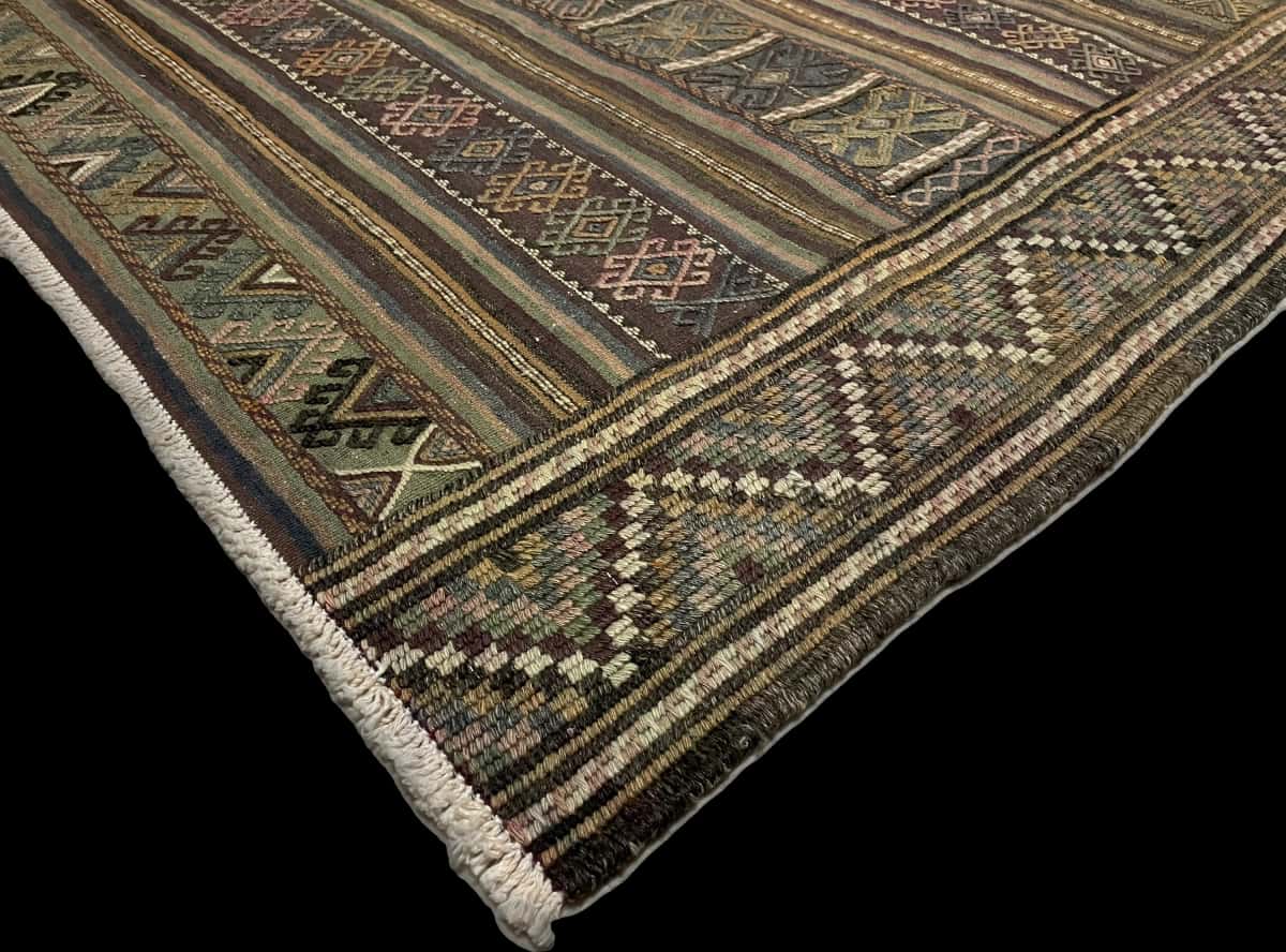 Persian rug of Sumak style in dimensions 206 centimeters length by 141 centimeters width with mainly green and purple colors — Corner & edge