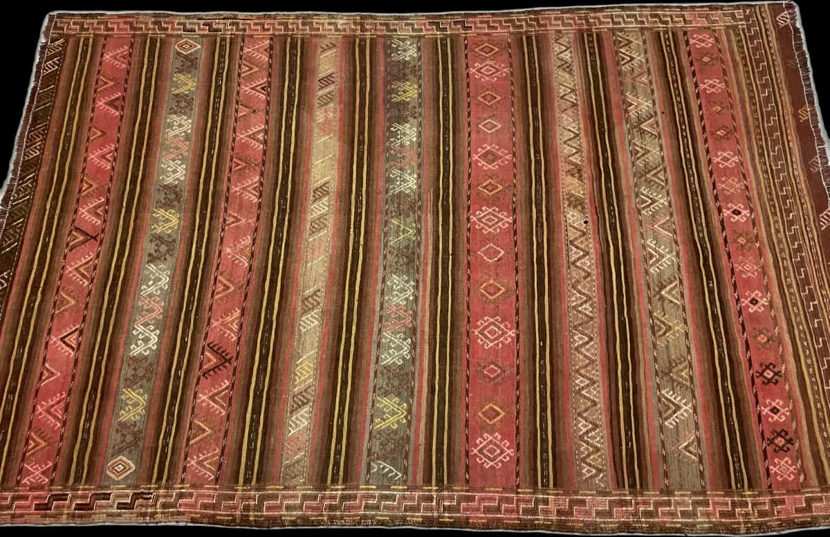 alfombra persa de estilo sumak en dimensiones 207 centímetros de largo por 135 centímetros de ancho con colores principalmente amarillo y rosa — Perspectiva