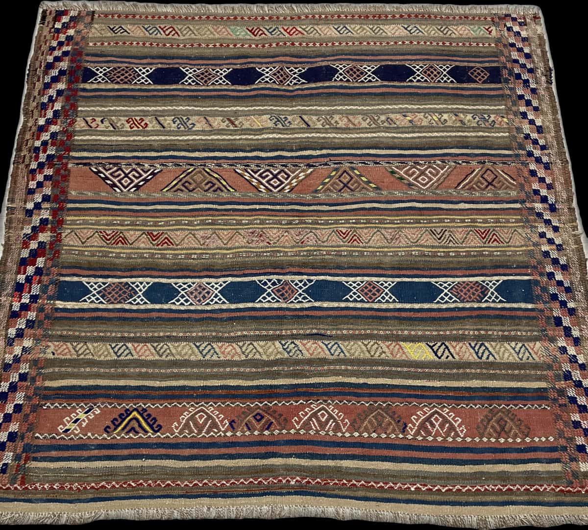 Persian rug of Sumak style in dimensions 153 centimeters length by 147 centimeters width with mainly blue and yellow colors — Perspective