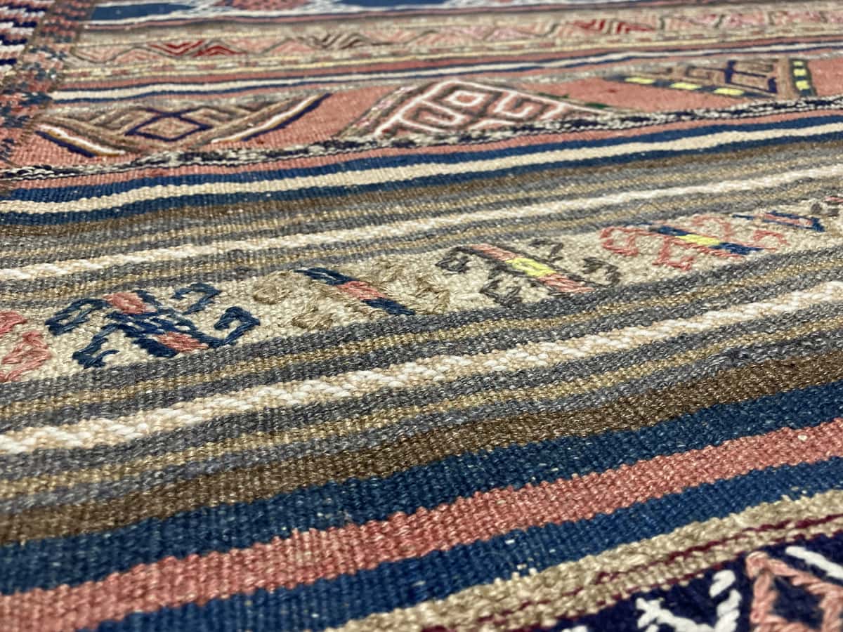 Persian rug of Sumak style in dimensions 153 centimeters length by 147 centimeters width with mainly blue and yellow colors — Texture close-up