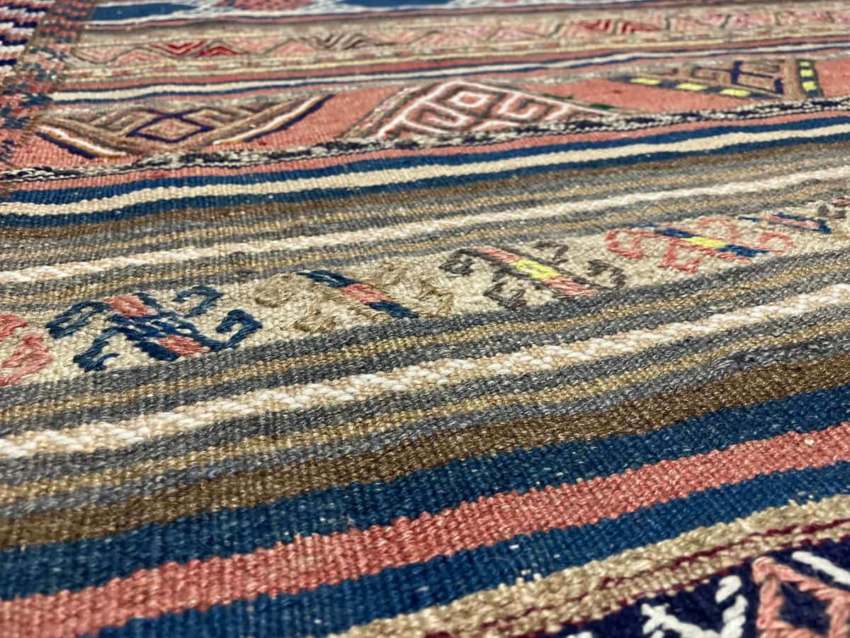 persischer Teppich im Sumak Stil in den Maßen 153 Zentimeter Länge mal 147 Zentimeter Breite mit überwiegend blau und gelb Farben — Nahaufnahme der Textur