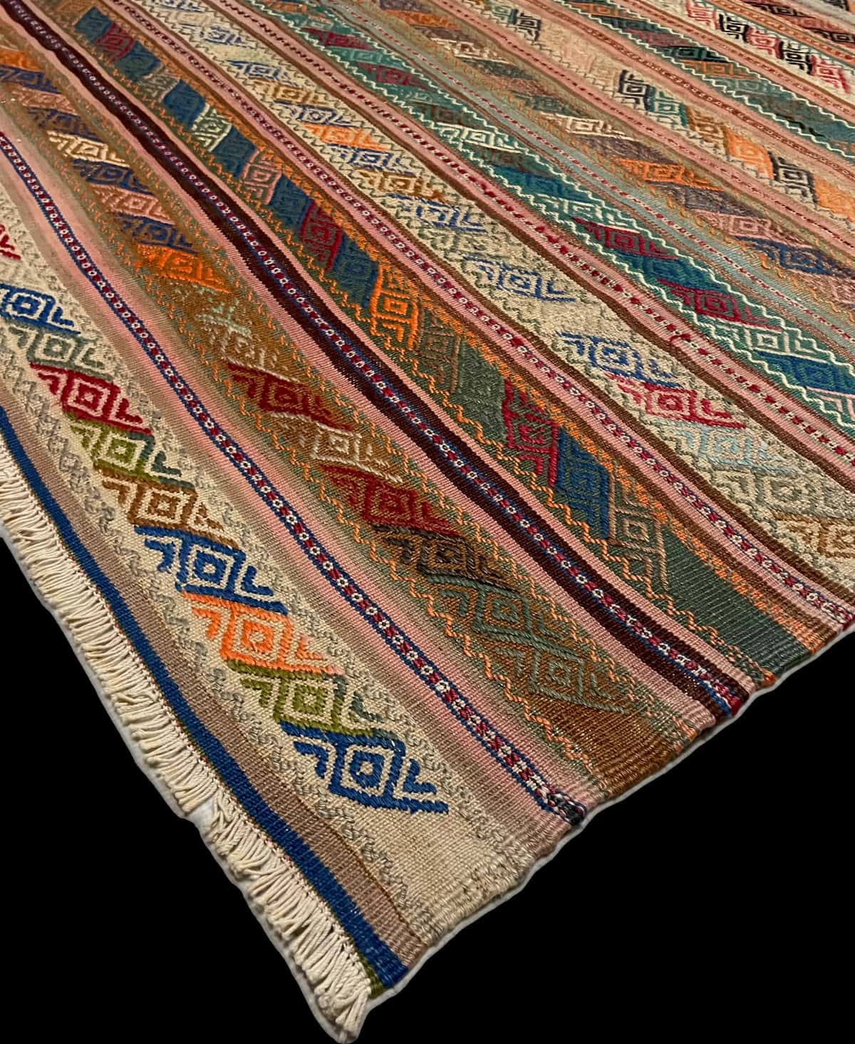Persian rug of Sumak style in dimensions 215 centimeters length by 160 centimeters width with mainly brown and colorful colors — Corner & edge