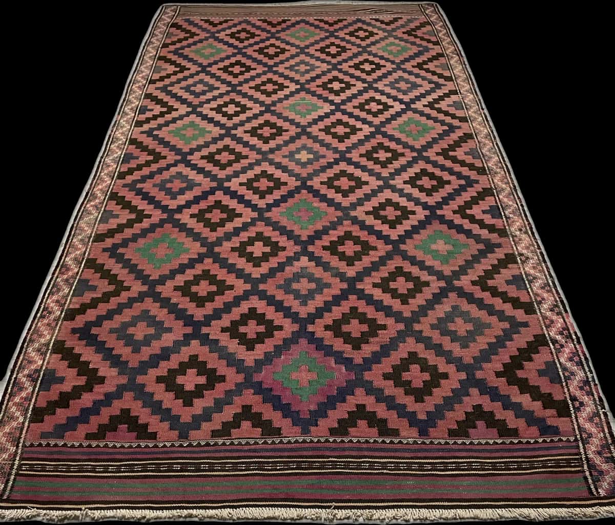alfombra persa de estilo sumak en dimensiones 270 centímetros de largo por 135 centímetros de ancho con colores principalmente rojo y negro — Perspectiva