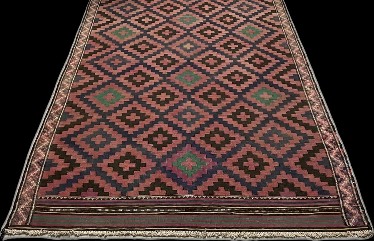 alfombra persa de estilo sumak en dimensiones 270 centímetros de largo por 135 centímetros de ancho con colores principalmente rojo y negro — Perspectiva