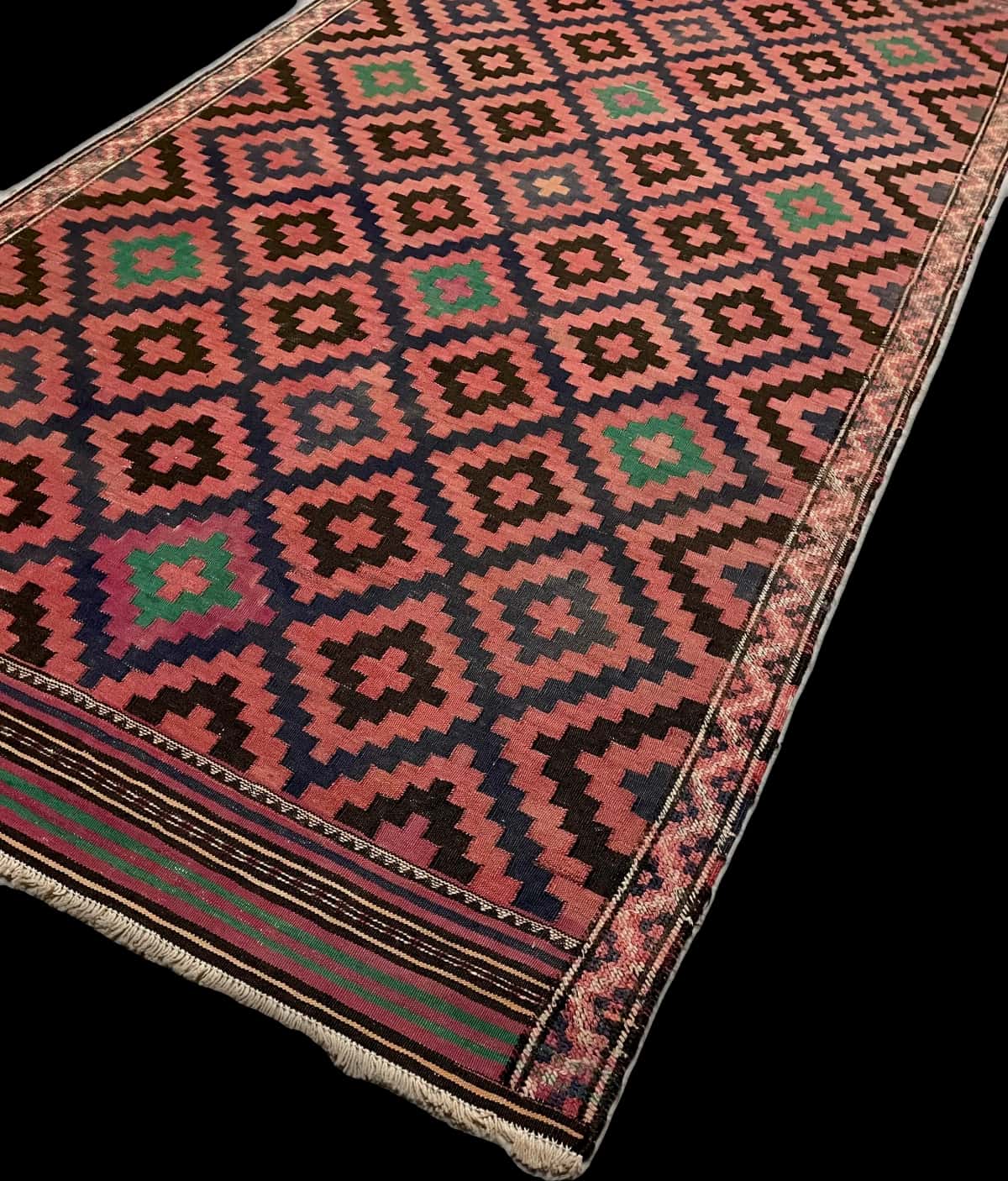 Persian rug of Sumak style in dimensions 270 centimeters length by 135 centimeters width with mainly red and black colors — Corner & edge