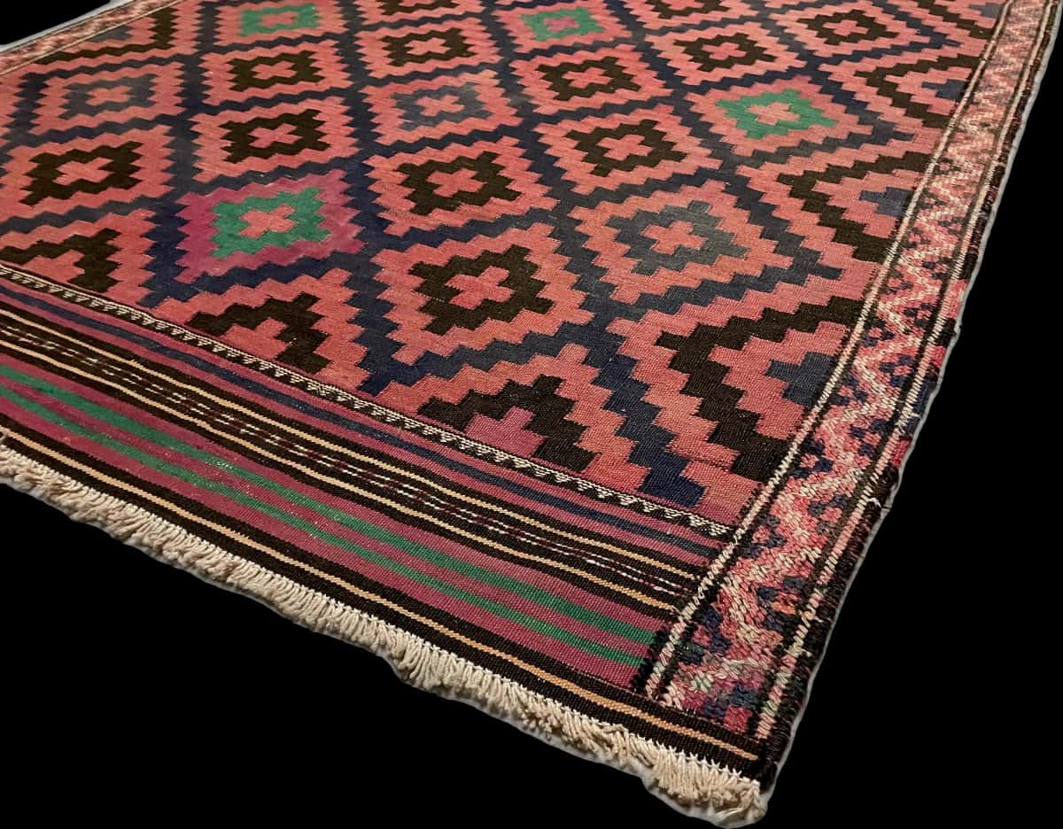 Persian rug of Sumak style in dimensions 270 centimeters length by 135 centimeters width with mainly red and black colors — Corner & edge