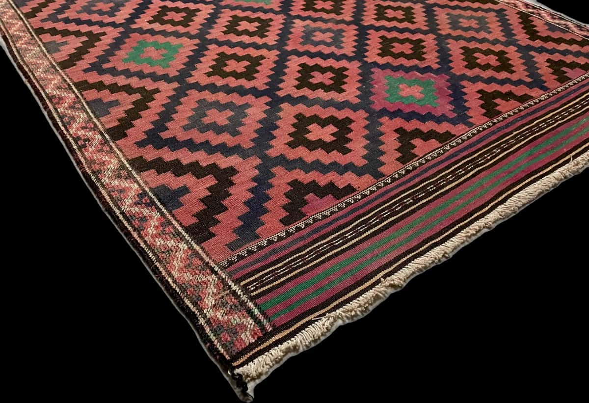 Persian rug of Sumak style in dimensions 270 centimeters length by 135 centimeters width with mainly red and black colors — Corner & edge