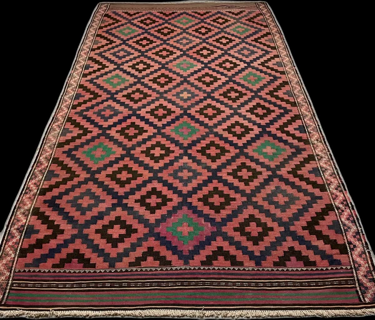 Persian rug of Sumak style in dimensions 270 centimeters length by 135 centimeters width with mainly red and black colors — Perspective