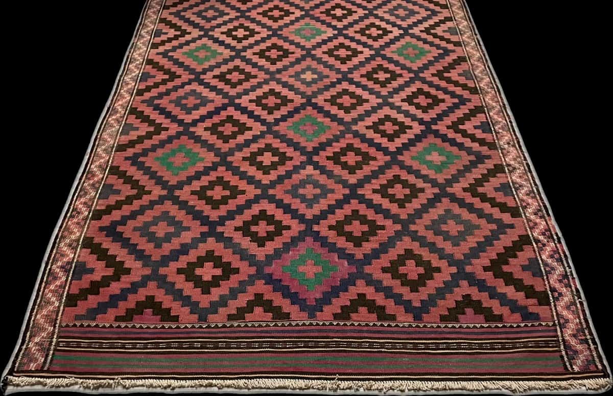 Persian rug of Sumak style in dimensions 270 centimeters length by 135 centimeters width with mainly red and black colors — Perspective