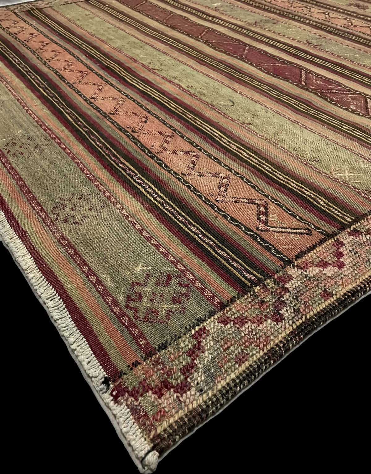 Persian rug of Sumak style in dimensions 200 centimeters length by 163 centimeters width with mainly green and purple colors — Corner & edge