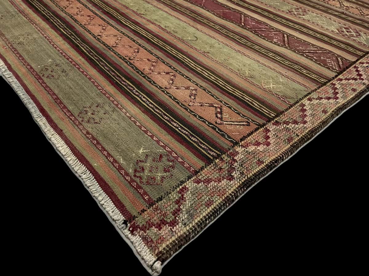 Persian rug of Sumak style in dimensions 200 centimeters length by 163 centimeters width with mainly green and purple colors — Corner & edge