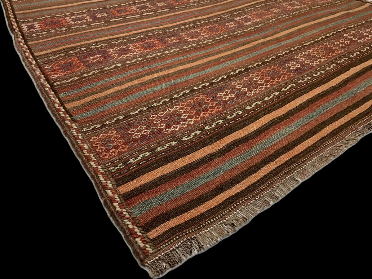 Persian rug of Sumak style in dimensions 153 centimeters length by 112 centimeters width with mainly brown colors — Corner & edge