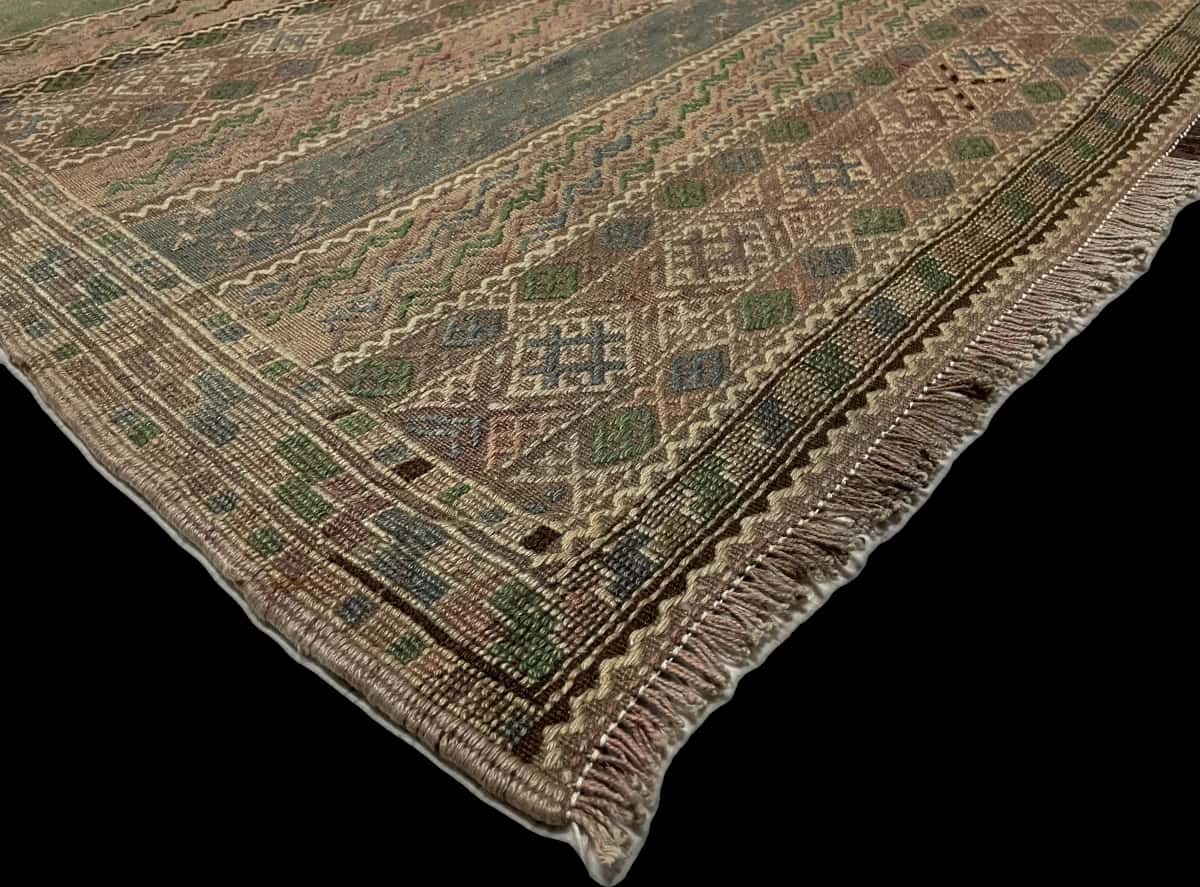 Persian rug of Sumak style in dimensions 233 centimeters length by 150 centimeters width with mainly brown colors — Corner & edge