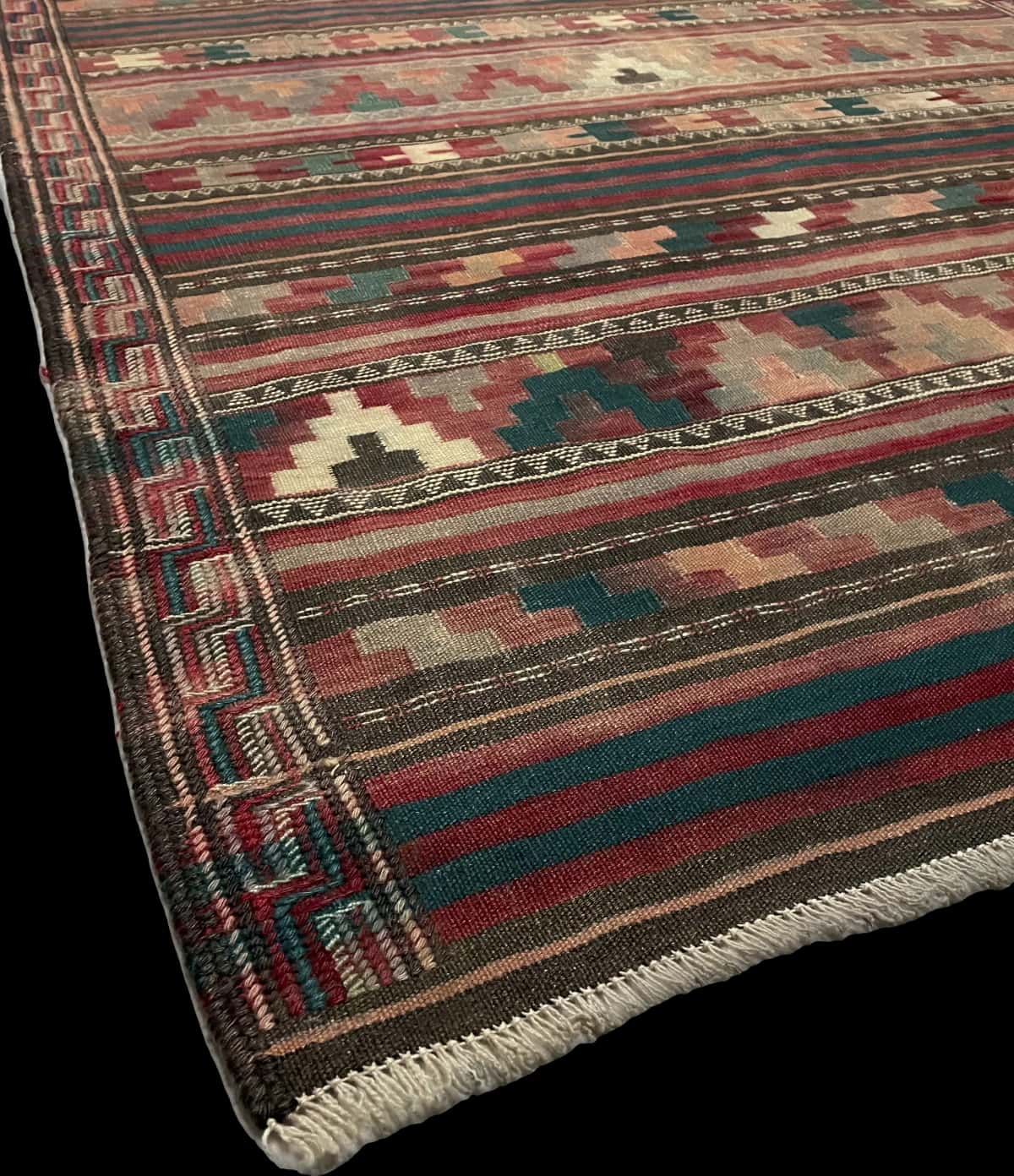 alfombra persa de estilo sumak en dimensiones 268 centímetros de largo por 130 centímetros de ancho — Esquina y borde