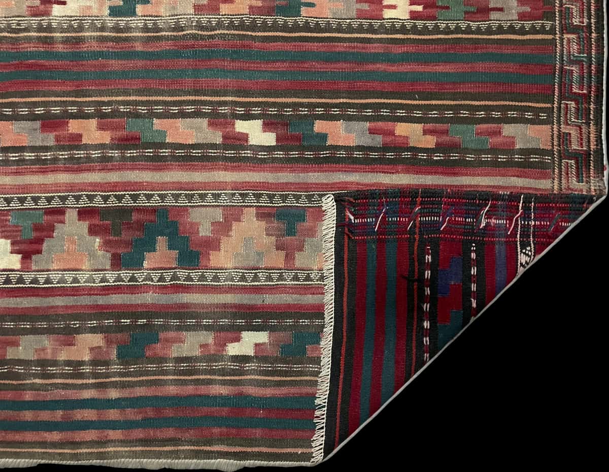alfombra persa de estilo sumak en dimensiones 268 centímetros de largo por 130 centímetros de ancho — Plegada