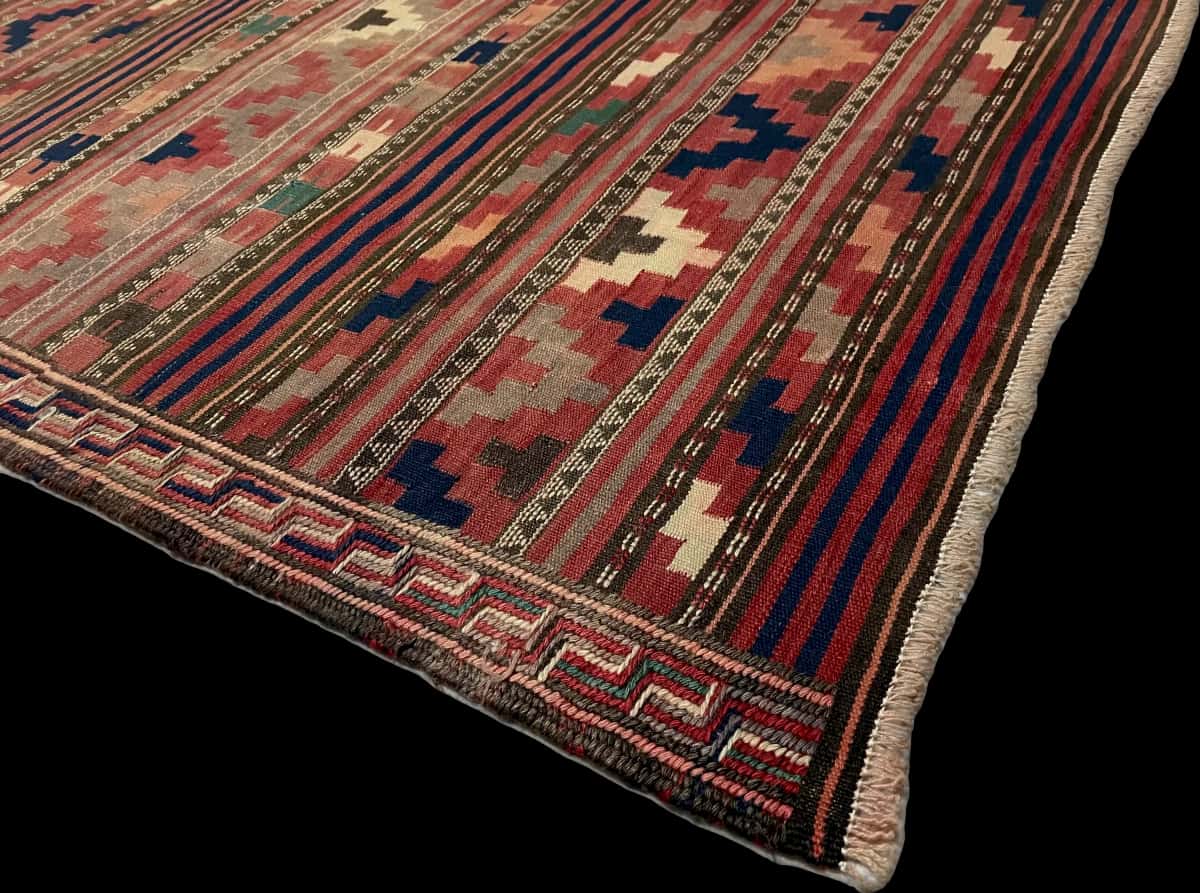Persian rug of Sumak style in dimensions 268 centimeters length by 130 centimeters width with mainly red colors — Corner & edge