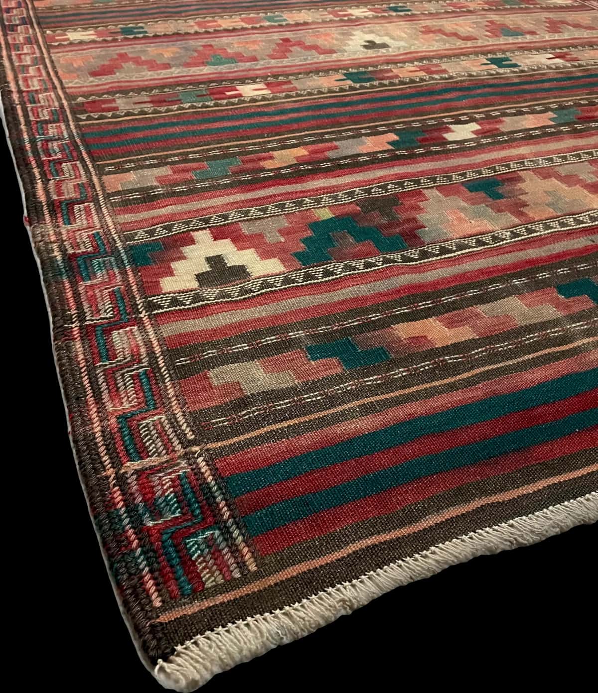 Persian rug of Sumak style in dimensions 268 centimeters length by 130 centimeters width with mainly red colors — Corner & edge