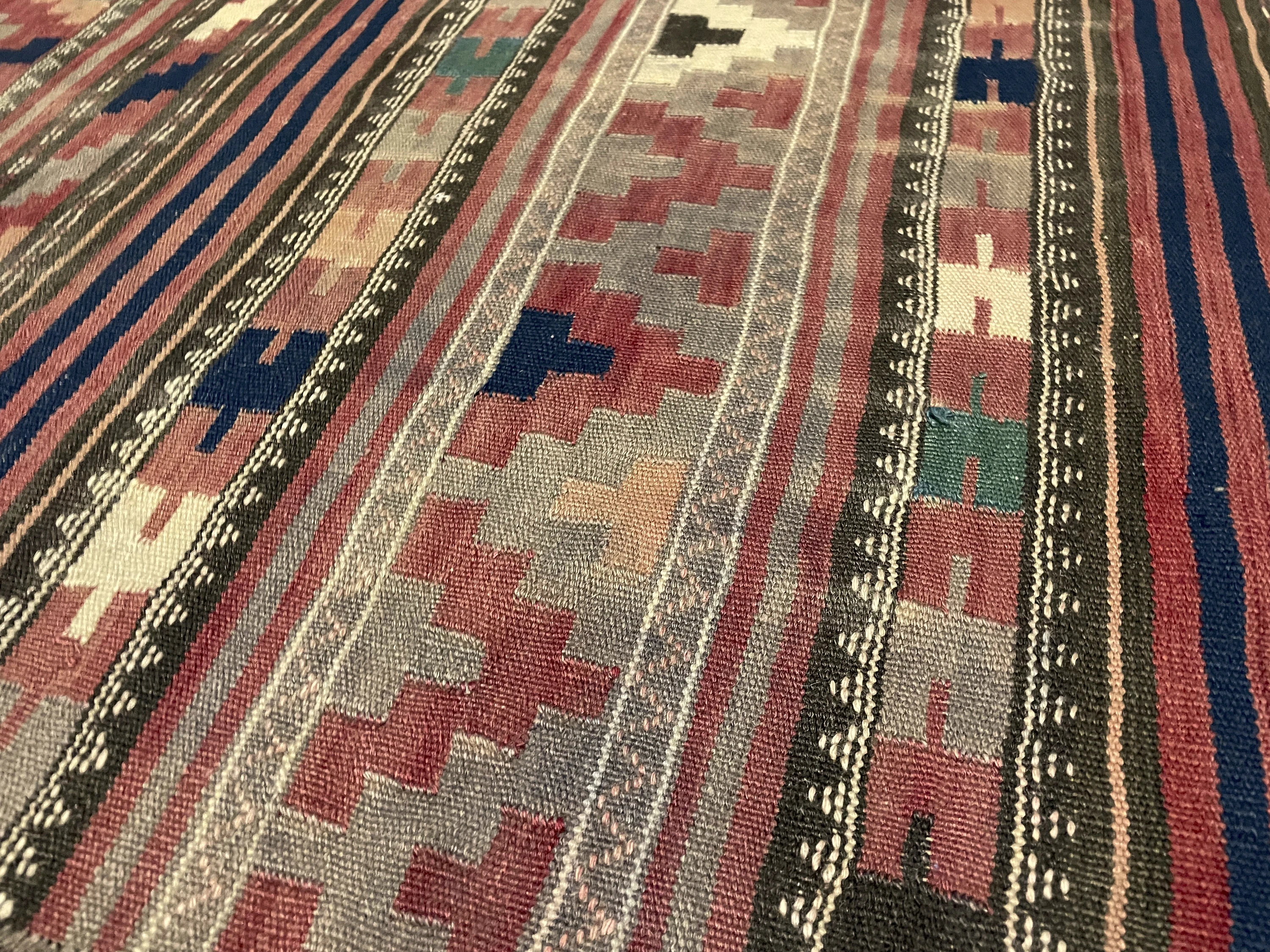 alfombra persa de estilo sumak en dimensiones 268 centímetros de largo por 130 centímetros de ancho — Primer plano de la textura