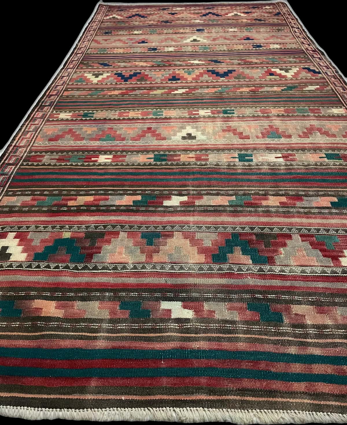 Persian rug of Sumak style in dimensions 268 centimeters length by 130 centimeters width with mainly red colors — Perspective