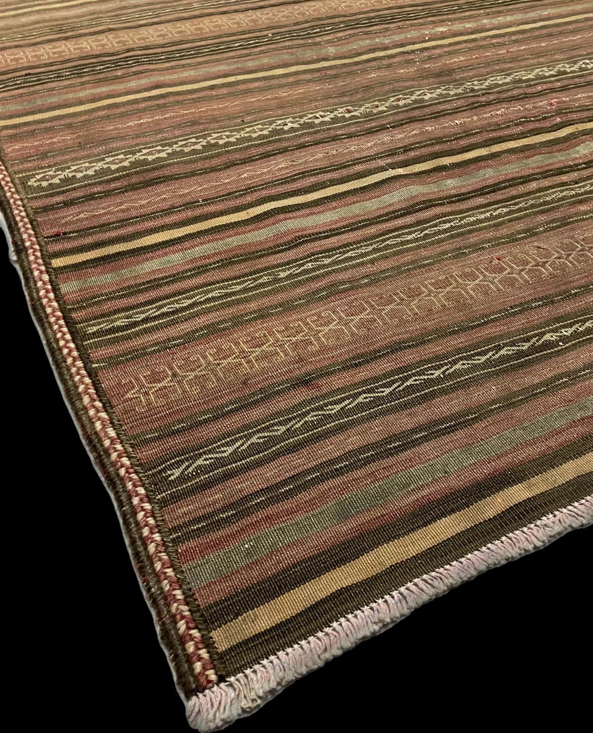 alfombra persa de estilo sumak en dimensiones 200 centímetros de largo por 150 centímetros de ancho con colores principalmente marrón — Esquina y borde
