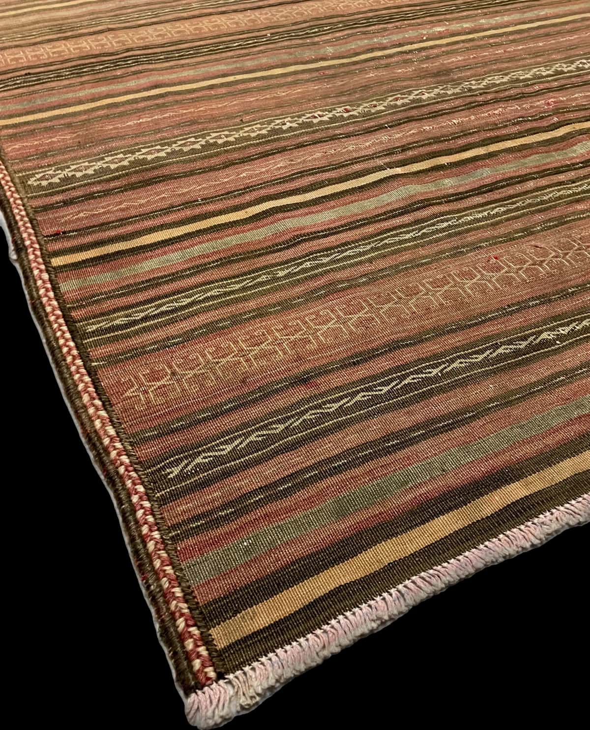 Persian rug of Sumak style in dimensions 200 centimeters length by 150 centimeters width with mainly brown colors — Corner & edge