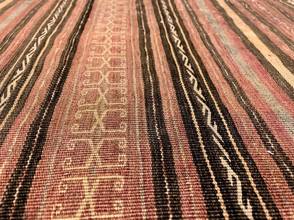Persian rug of Sumak Kilim style in dimensions 200 centimeters length by 150 centimeters width with mainly brown colors — Texture close-up