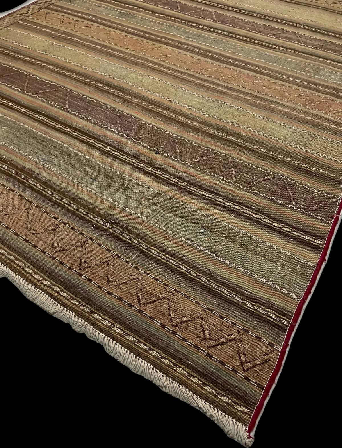 alfombra persa de estilo sumak en dimensiones 268 centímetros de largo por 153 centímetros de ancho — Esquina y borde