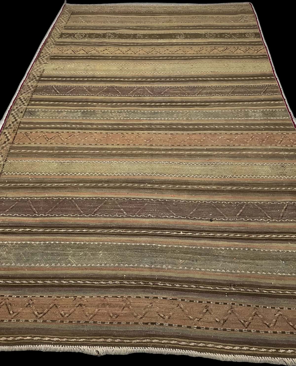 alfombra persa de estilo sumak en dimensiones 268 centímetros de largo por 153 centímetros de ancho — Perspectiva
